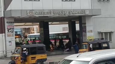 திருநெல்வேலி: சந்திப்பு பெரியார் பேருந்து நிலையத்தில் மின்சார ட்ரான்ஸ்ஃபார்மர் வெடித்து சிதறல். இருளில் மூழ்கிய பேருந்து நிலையம்.