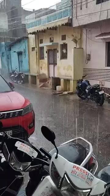 तेज बारिश बांसवाड़ा में भी बिजली की गड़ गड़ा हट के साथ