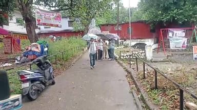 ग्राम पंचायत कलोहा मतदान केंद्रों पर पहुंच रहे मतदाता