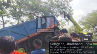 हिरणपुर - पाकुड़ लिंक पथ के तोड़ाई सोलागड़िया के समीप तेज रफ्तार ट्रेलर गाड़ी सड़क के नीचे जा गिरी Pakur Pol #jharkhand #face...