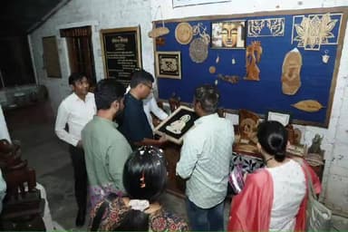 कांकेर: पद्मश्री अजय मंडावी के हुनर से प्रभावित हुई NID टीम, कांकेर में काष्ठ शिल्प के नए अवसरों की तलाश
