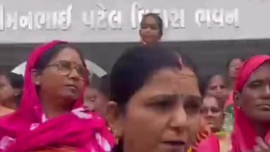 રાજકોટ પશ્ચિમ: રાજકોટ કાલાવડ રોડ પરિશ્રમ ટાઉનશિપના રહેવાસીઓએ વિવિધ પ્રશ્નોને લઈ RUDA કચેરીએ મચાવ્યો હોબાળો