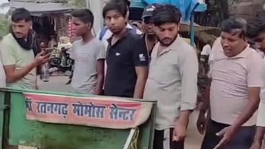 शिकोहाबाद: शिकोहाबाद में बेकाबू कार ने चार छात्राओं को मारी टक्कर, फिर मोमोज के ठेले से टकराकर पलटी