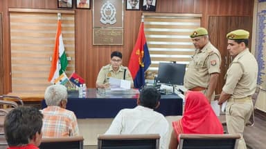 #SP_BHADOHI श्री अभिनव त्यागी द्वारा पुलिस कार्यालय में जनसुनवाई करते हुए आने वाले शिकायतकर्ताओं की समस्याओं को सुना गया...