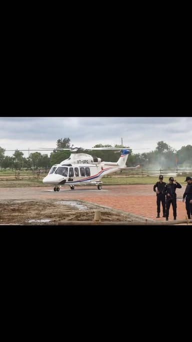 जब मऊ में नीचे उतरने से पहले हवा में लहराया सीएम योगी आदित्यनाथ का उड़न खटोला देखते .....