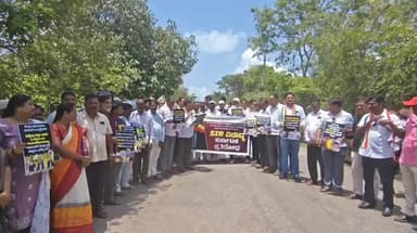ದಾವಣಗೆರೆ: ಕೇಂದ್ರ ಸರ್ಕಾರದ ಎಸ್.ಐ.ಆರ್ ವಿರೋಧಿಸಿ ನಗರದಲ್ಲಿ ವಿವಿಧ ಸಂಘಟನೆಗಳ ಒಕ್ಕೂಟದಿಂದ ಪ್ರತಿಭಟನೆ