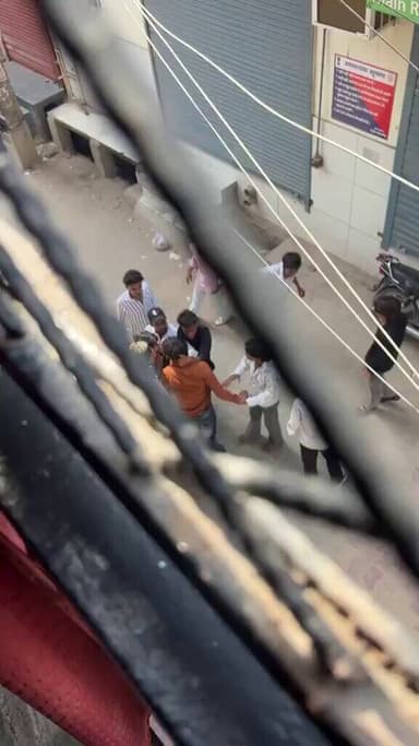 #गाजियाबाद के खोड़ा में बकरीद के दिन सूर्या नाम के युवक का चाकुओं से गोदकर मर्डर, मुस्लिम दोस्तों ने पार्टी के लिए घर बु...