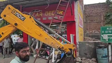 #BREAKING
नोएडा सेक्टर-16 में अथॉरिटी का ‘पीला पंजा’, कार बाजार में तोड़फोड़ और गाड़ियां जब्त
क्रेन से वाहन उठाए गए, चाल...
