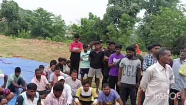 तोपचांची: तोपचांची के नेपेडीह में अवैध पत्थर खनन के खिलाफ ग्रामीणों का आंदोलन, सांसद प्रतिनिधि सुभाष रवानी पहुंचे