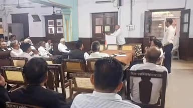 बहराइच: जिला बार एसोसिएशन सभागार में ग्राम न्यायालयों की स्थापना के विरोध में अधिवक्ताओं ने की बैठक, न्यायिक कार्य से हुए विरत
