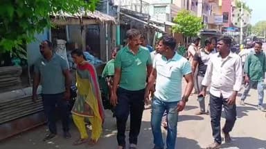 கரூர்: சட்டவிரோதமாக மதுபானம் மற்றும் தடை செய்யப்பட்ட போதைப்பொருள் விற்பனை செய்யப்படுகிறதா? என காவல்துறையினர் திடீர் சோதனை