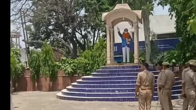 तिलहर: नगर के अंबेडकर पार्क स्थित बाबा साहब की प्रतिमा पर सामाजिक तत्व द्वारा पहनाई गई अशोभनीय माला, लोगों में आक्रोश