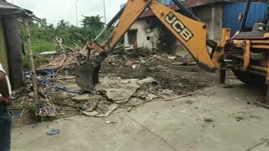 নন্দীগ্রাম ১: নন্দীগ্রাম হাসপাতাল লাগোয়া অবৈধ দখলের বিরুদ্ধে বুলডোজার অভিযান প্রশাসনের,ভাঙা হল 60-70টি দোকান