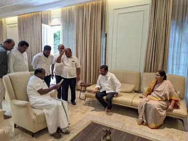 ಶಿರಹಟ್ಟಿ: ದೇವಿಹಾಳದ ಹೊಳಮ್ಮದೇವಿ ದೇವಸ್ಥಾನದ ಅಭಿವೃದ್ಧಿ ಕುರಿತು ಕೇಂದ್ರ ಸಚಿವ ಎಚ್ ಡಿ ಕುಮಾರಸ್ವಾಮಿ ಜೊತೆ ಶಾಸಕ ಡಾ. ಚಂದ್ರು ಲಮಾಣಿ ಚರ್ಚೆ