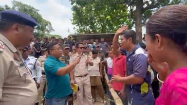বিদ্যুতের দাবিতে রাস্তা অবরোধে ঈশানচন্দ্র পাড়ার লোকজন। আমবাসা গন্ডাছড়া রাস্তার আড়াই মাইল এলাকায় রাস্তা অবরোধে বসে ঈ...