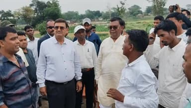 गोला: सोटय गांव में अंडरपास की मांग पर ग्रामीणों से मिले गिरिडीह सांसद चंद्र प्रकाश चौधरी, दिया आश्वासन