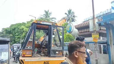বারাসাত ১: বারাসাতে জেলা পরিষদের মধ্যে থাকা বিশ্ব বাংলার লোগো ভেঙে ফেলা হলো প্রশাসনের পক্ষ থেকে
