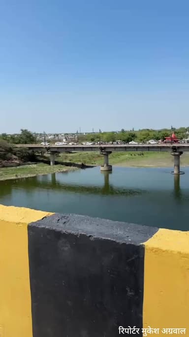 वृंदावन: यमुना के पुराने पुल से अज्ञात व्यक्ति ने लगाई मौत की छलांग, रेस्क्यू ऑपरेशन जारी, अब तक सुराग नहीं!