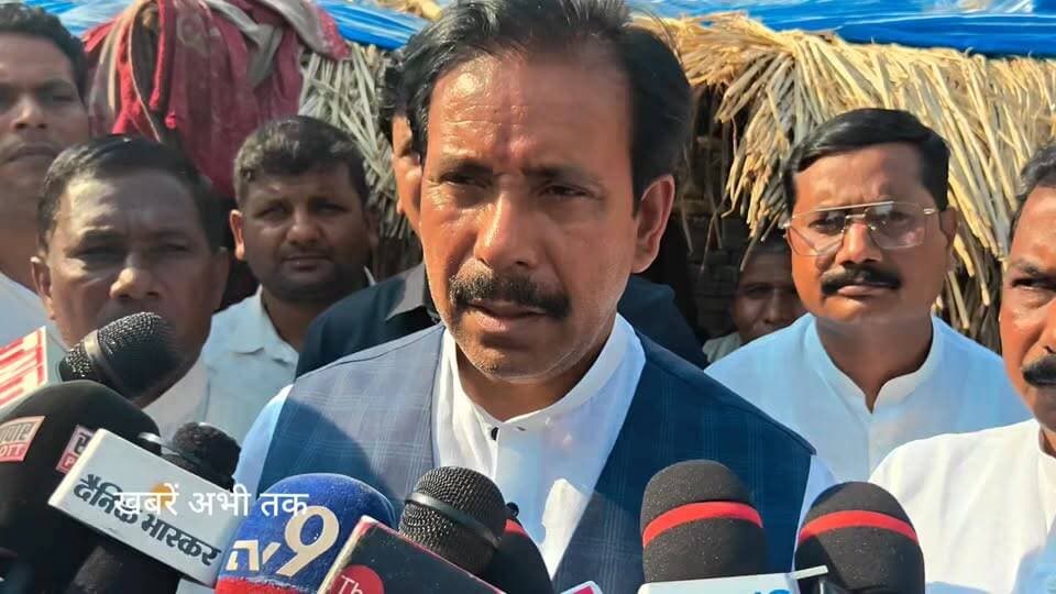 ढोलबन पहुंचे मंत्री अनिल राजभर, रामजन्म राजभर हत्याकांड पर दिया बड़ा बयान
#मऊ #ढोलबन #अनिलराजभर #रामजन्मराजभर #BreakingN...