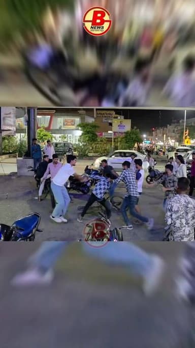 🚨 देवास में बीच सड़क पर विवाद, वीडियो सोशल मीडिया पर वायरल।
कहासुनी से शुरू हुआ मामला मारपीट तक पहुंचा, साइकिल तक चल पड़...