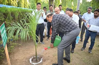 🌱 पर्यावरण संरक्षण एवं हरित विकास के प्रति अपनी प्रतिबद्धता को सुदृढ़ करते हुए MTRS श्री आर. राजगोपाल ने बरेका महाप्रबंधक श्री आशुतोष पंत के साथ अभिकल्प विभाग परिसर में पौधरोपण किया।
#EkPedMaaKeNaam #GreenBLW #MissionLiFE #IndianRailways