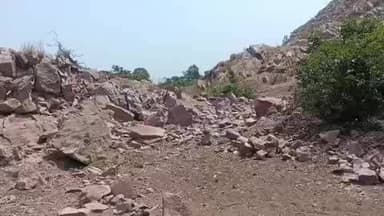 कामां: कामां के चरण पहाड़ी क्षेत्र में अवैध खनन जारी, धार्मिक आस्था और पर्यावरण पर मंडरा रहा खतरा