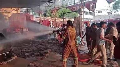 प्रतापगढ़: प्रतापगढ़ पुलिस लाइन के बगल स्थित मैरिज हॉल में लगी भीषण आग, मौके पर दो दमकल गाड़ियां पहुंची