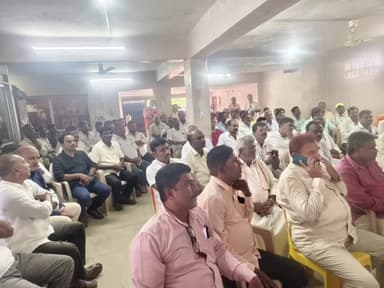ಚನ್ನಪಟ್ಟಣ: ನಗರದ ಶಾಸಕರ ಗೃಹ ಕಚೇರಿಯಲ್ಲಿ ಶಾಸಕ ಯೋಗೀಶ್ವರ್ ಸಭೆ