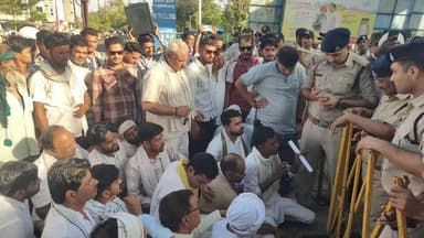 अशोक नगर: खाद संकट पर कांग्रेसियों का प्रदर्शन, कलेक्ट्रेट में प्रवेश के दौरान पुलिस से तीखी बहस, नेता ने पकड़े पैर