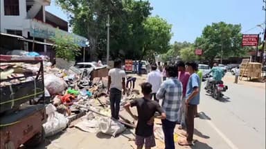 कन्नौज: कन्नौज पूर्वी बाईपास पर फुटपाथ अतिक्रमण को लेकर विवाद, नगर पालिका टीम और पुलिस फोर्स ने कराया खाली