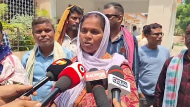 ରେଢାଖୋଲ: ହେଲେଇ କ୍ରସର ବନ୍ଦ ଦାବି କରି ଅଫିସର ମାନେ ଟଙ୍କା ଖାଇଥିବା ଅଭିଯୋଗ କରି ପ୍ରତିବାଦ କଲେ ମହିଳା