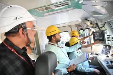 🚆MTRS श्री आर राजगोपाल ने बरेका निर्मित रेलइंजन में भारत की स्वदेशी रेल सुरक्षा प्रणाली ‘कवच’ की कार्यप्रणाली का अवलोकन किया एवं लोको कैब में सवार होकर इंजन संचालन का प्रत्यक्ष अनुभव प्राप्त किया। #IndianRailways