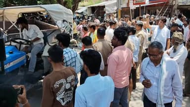 सिकंदरा: किशोरी मामले में कार्रवाई न होने से भड़के ग्रामीणों ने संदलपुर चौकी के सामने झींझक–सिकंदरा मार्ग किया जाम