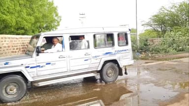 पोकरण में माली समाज मोक्ष धाम के पास पिछले 7 दिनों से नाले का गंदा पानी सड़क पर बह रहा है। इससे रामदेवरा जाने वाले यात्र...