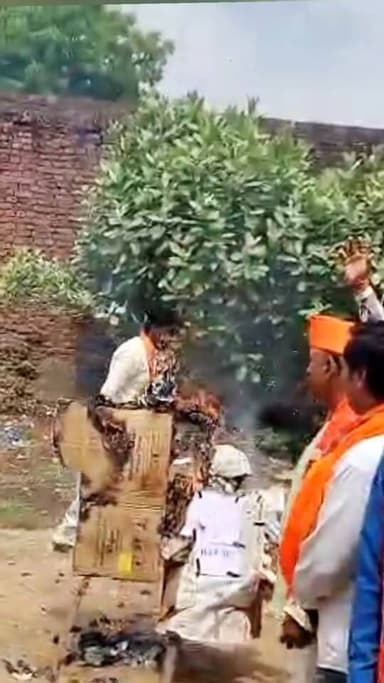 वाराणसी में प्रधानमंत्री पर टिप्पणी के विरोध में भाजपा कार्यकर्ताओं ने फूंका अजय राय का पुतला
#NewsUpdate #ताजा_खबर #UPN...
