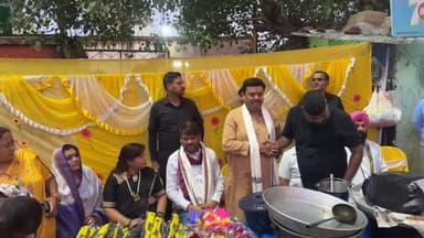 श्री श्री शनि महाराज मंदिर बारामासिया में आयोजित भोजन वितरण कार्यक्रम में महापौर संजीव सिंह