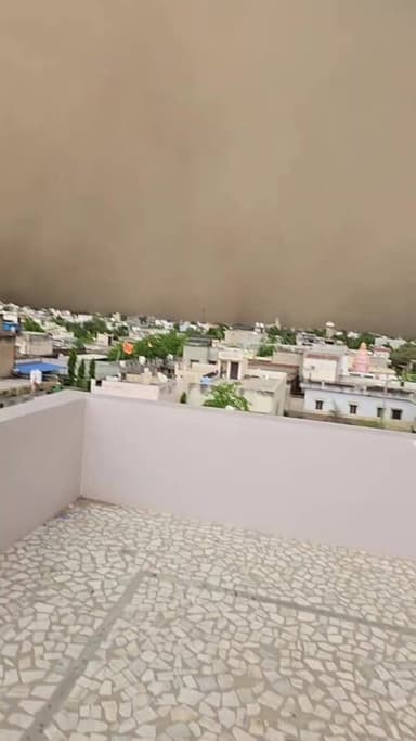 नवलगढ़़ में धुल भरी आंधी