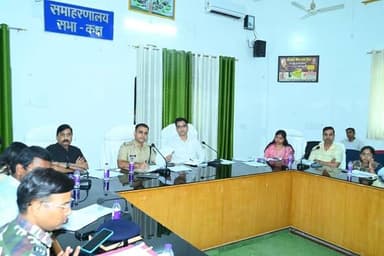 मादक पदार्थों के अवैध व्यापार,भंडारण, परिवहन एवं इसके सेवन के विरुद्ध नियमित छापामारी करें- जिलाधिकारी
जिलाधिकारी श्री...