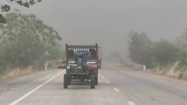 जांजगीर. आंधी आते ही क्षेत्र में छाया धूल का गुबार, सड़क पर दूर तक केवल धूल ही नजर आई, जिले में जगह-जगह अवैध रूप से पाटी ...