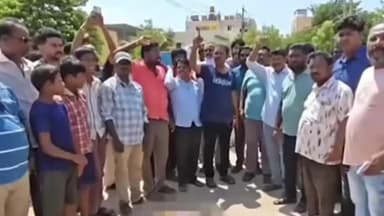 ಬಳ್ಳಾರಿ: ಬಳ್ಳಾರಿ ನಗರದಲ್ಲಿ ಗೋವಿನ ತಲೆ ಕಡೆದು ರಸ್ತೆಗೆ ಎಸೆದ ಘಟನೆ ಜರುಗಿದೆ