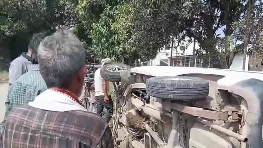 #मेजा में वैन-बाइक की टक्कर, दो युवक गंभीर, जिला अस्पताल रेफर
प्रयागराज के मेजा क्षेत्र ऊंचडीह-उरुवा मार्ग पर पट्टीनाथ ...