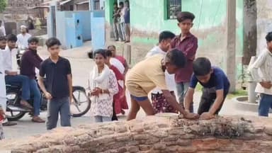 छाता: कस्बा छाता के प्राचीन कुएं में कूड़ा और मांस के अवशेष डालने पर हंगामा, घटना CCTV में कैद, प्रशासन ने कराई सफाई