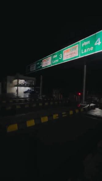तेज आंधी से सिरमंडी ओसियां स्थित भारतमाला टोल के केबिन उखड़े, दो-तीन कार्मिको को आई चोटें, एक को लिया जोधपुर रेफर
#भारतमा...