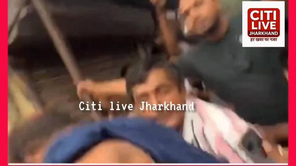 अभिषेक बनर्जी पर लोगों ने फेंके अंडे, हुई कूटाई, पुलिस ने हेलमेट पहना कर भीड़ से बचाते हुए ले गई।
#citilivejharkhand #tr...