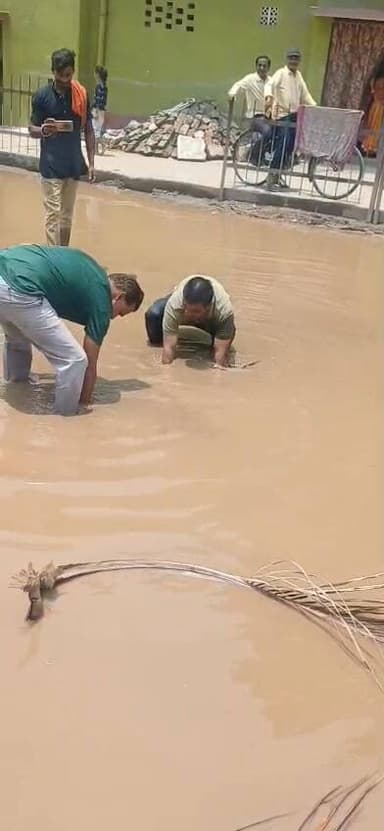 इस वीडियो में जो देख रहे हैं आप लोग कोई मछली नहीं मार रहा है इसमें गाड़ी से गिरने के बाद फोन भुला गया है ऐसा घटना लगभग 2...