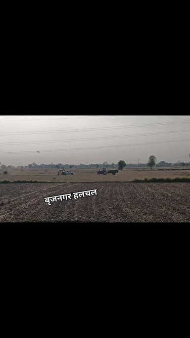 #खेतों_में_से_निकले_वाहन_चालक
#बृजनगर(डीग)_____
__खेड़ली रोड पर बन रहा स्वागत गेट बना मुशीबत का कारण
__वाहन चालक अस्थाई...