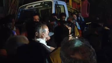 हमीरपुर: सुमेरपुर कस्बे में तीन दिन से अंधेरे में रहने से गुस्साए लोगों ने जेई और कर्मियों को घेरा, पुलिस के समझाने पर छोड़ा