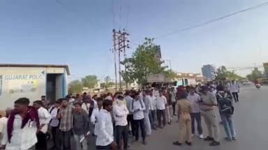 બોટાદ શહેર: બોટાદ. શહેરનાં જ્યોતિગ્રામ સર્કલે હેલ્મેટ ન પહેરનાર વાહનચાલકોને દંડ ને બદલે પોસ્ટર નુ વાચન કરાવ્યું,આપી પ્રતિક્રિયા