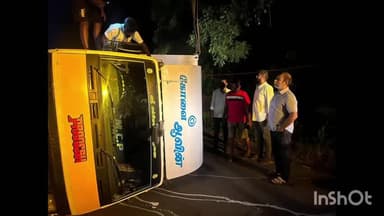 மேட்டுப்பாளையம்: பெரியநாயக்கன்பாளையம் பகுதியில் ஆவின் பால் ஏற்றி வந்த வேன் கவிழ்ந்து விபத்து