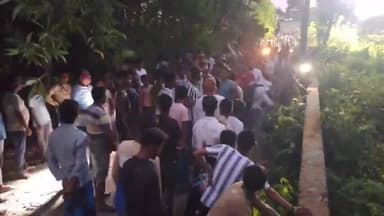 ভগবানগোলা ১: বাহাদুরপুর গোরস্থান এলাকায় বস্তার মধ্যে কিছু একটা বন্দি অবস্থায় দুর্গন্ধ ছড়াতেই চাঞ্চল্য